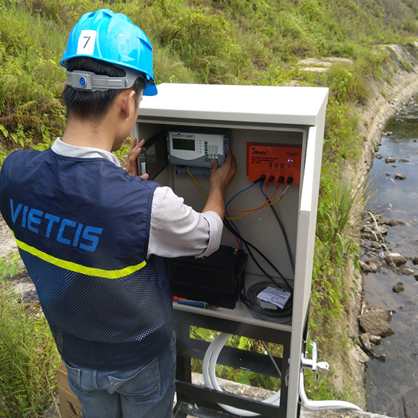 Engineer at junction box with FlowCert